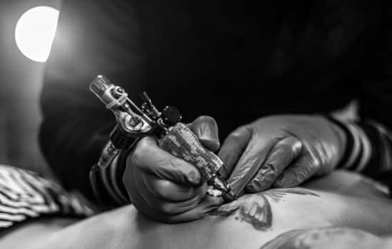 Piel perfecta con simulador de tatuajes.